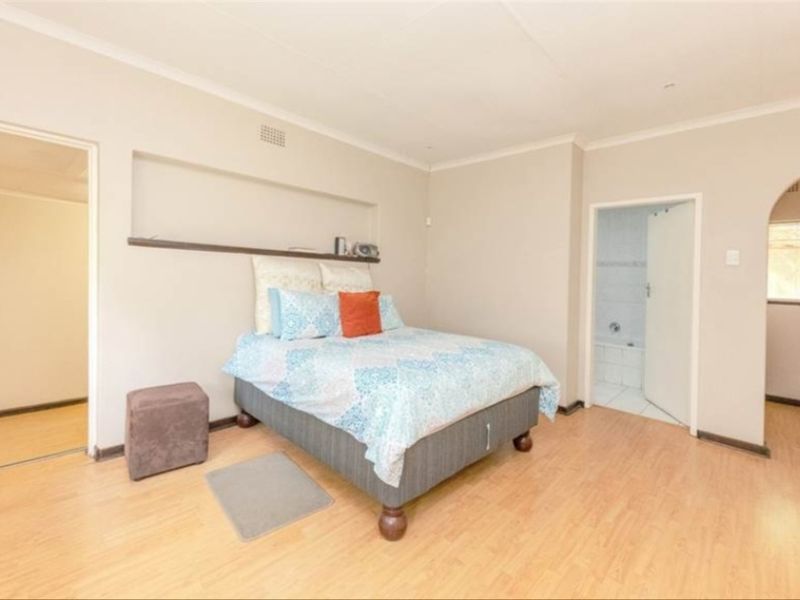 Stunning 4- Bedroom Home For Sale In Constantia Kloof - Photo 10