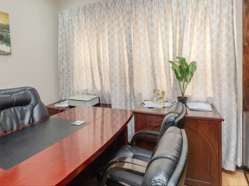 Stunning 4- Bedroom Home For Sale In Constantia Kloof - Photo 8