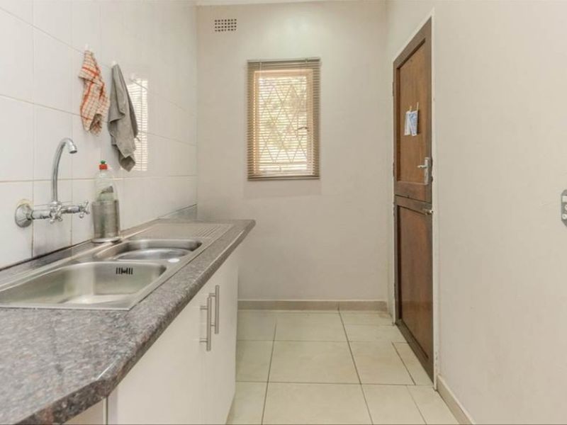 Stunning 4- Bedroom Home For Sale In Constantia Kloof - Photo 7