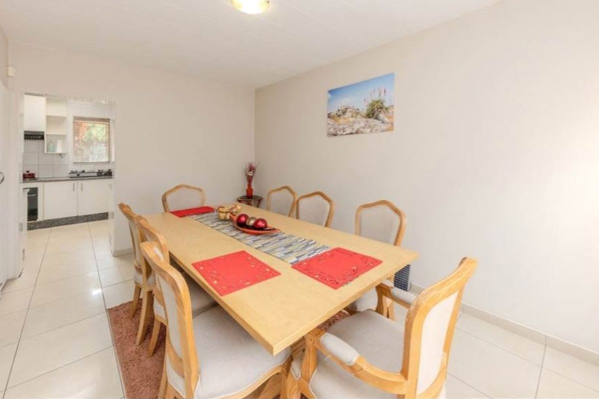 Stunning 4- Bedroom Home For Sale In Constantia Kloof - Photo 5