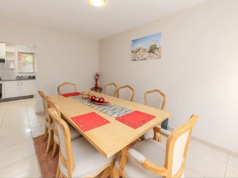 Stunning 4- Bedroom Home For Sale In Constantia Kloof - Photo 5