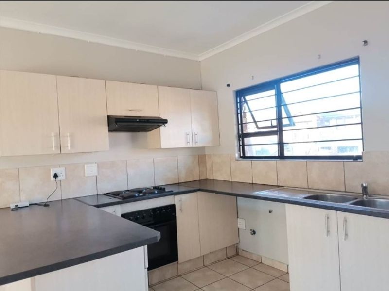 2 Bedroom  2 bath Flat - Photo 4