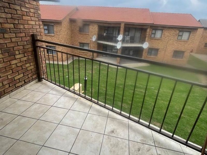 2 Bedroom  2 bath Flat - Photo 5