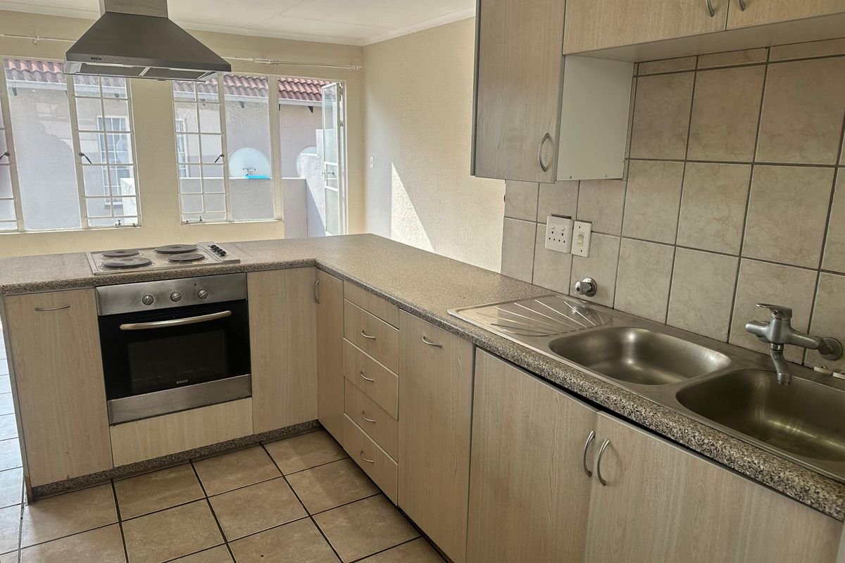 Your Ideal Lifestyle awaits you stones throw from Greenstone shopping Center, Edenvale! - Photo 4