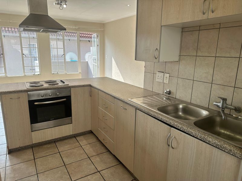 Your Ideal Lifestyle awaits you stones throw from Greenstone shopping Center, Edenvale! - Photo 4