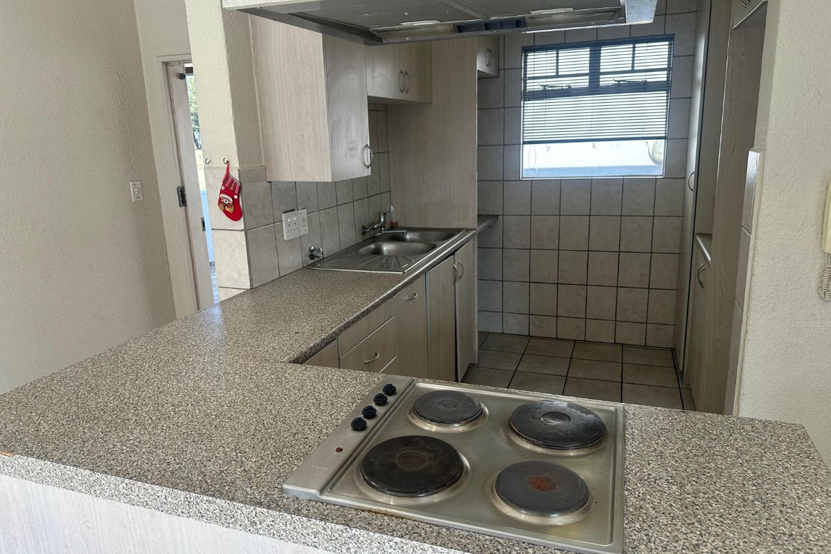 Your Ideal Lifestyle awaits you stones throw from Greenstone shopping Center, Edenvale! - Photo 3