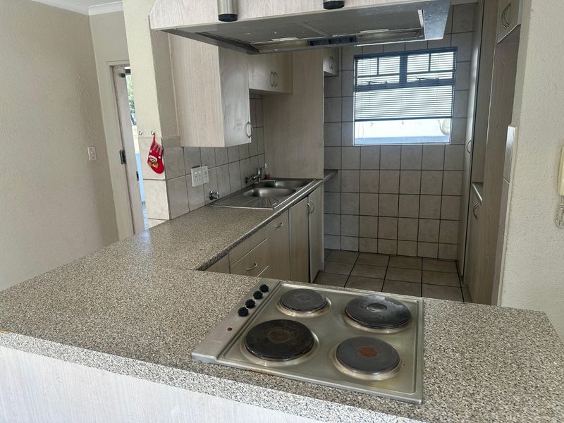 Your Ideal Lifestyle awaits you stones throw from Greenstone shopping Center, Edenvale! - Photo 3