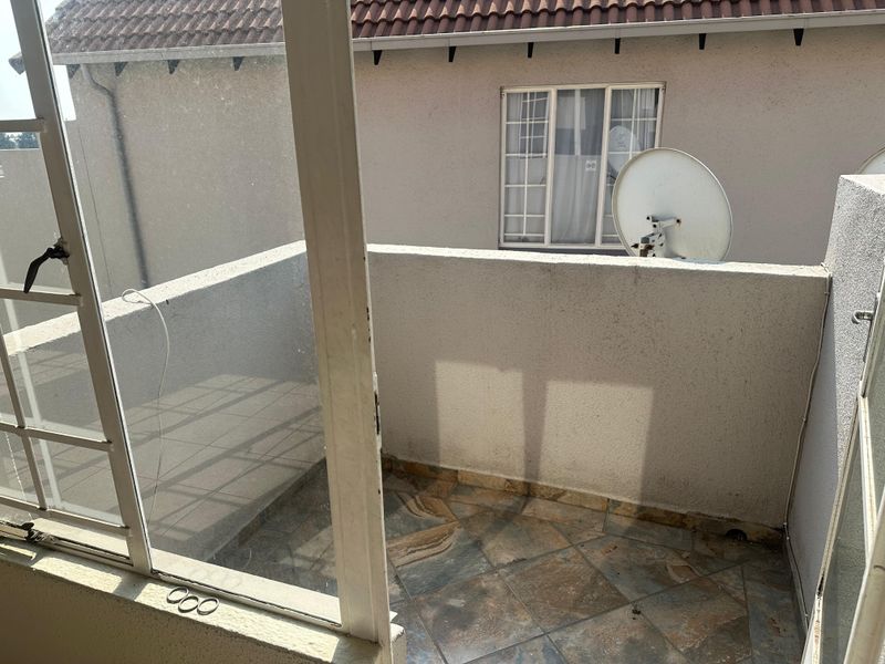 Your Ideal Lifestyle awaits you stones throw from Greenstone shopping Center, Edenvale! - Photo 10