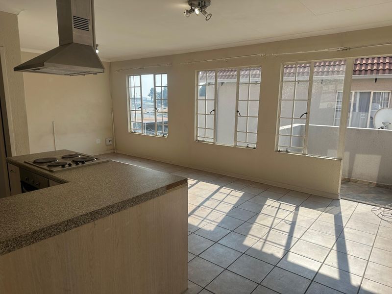 Your Ideal Lifestyle awaits you stones throw from Greenstone shopping Center, Edenvale! - Photo 9