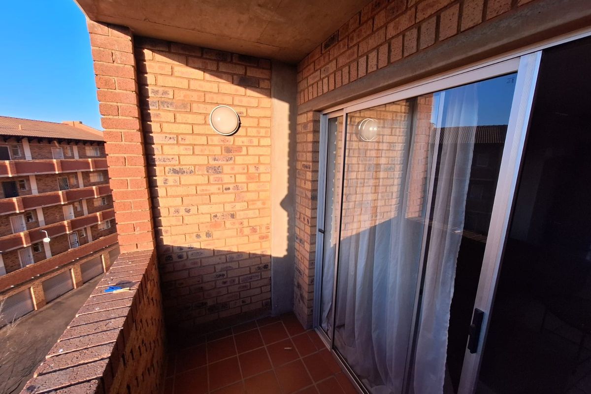 Gorgeous flat with a balcony and beautiful views to enjoy every day. - Photo 4