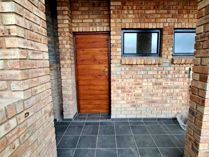 Inkanyezi village - water and electricity (pre-paid) Deposit required - Photo 5