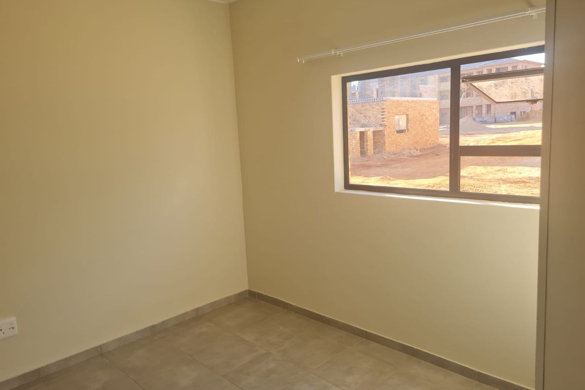 Inkanyezi village - water and electricity (pre-paid) Deposit required - Photo 4