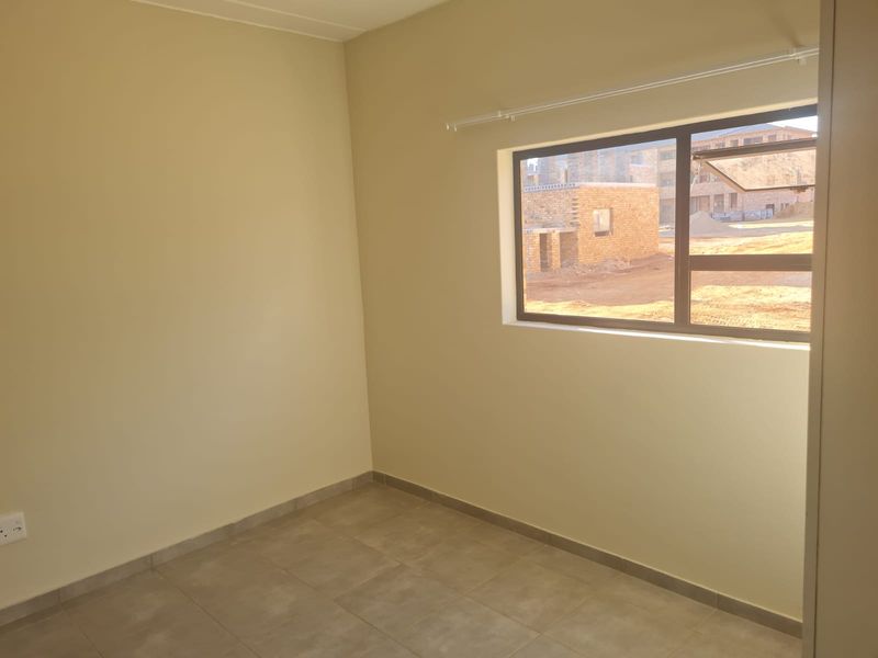 Inkanyezi village - water and electricity (pre-paid) Deposit required - Photo 4