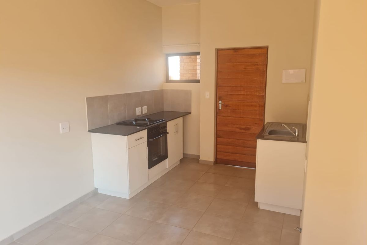 Inkanyezi village - water and electricity (pre-paid) Deposit required - Photo 2