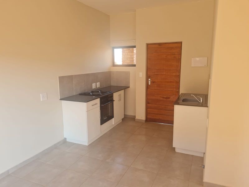 Inkanyezi village - water and electricity (pre-paid) Deposit required - Photo 2