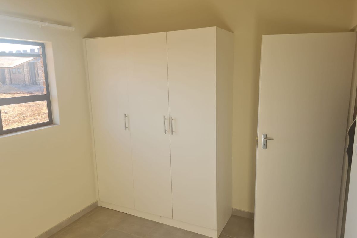 Inkanyezi village - water and electricity (pre-paid) Deposit required - Photo 3