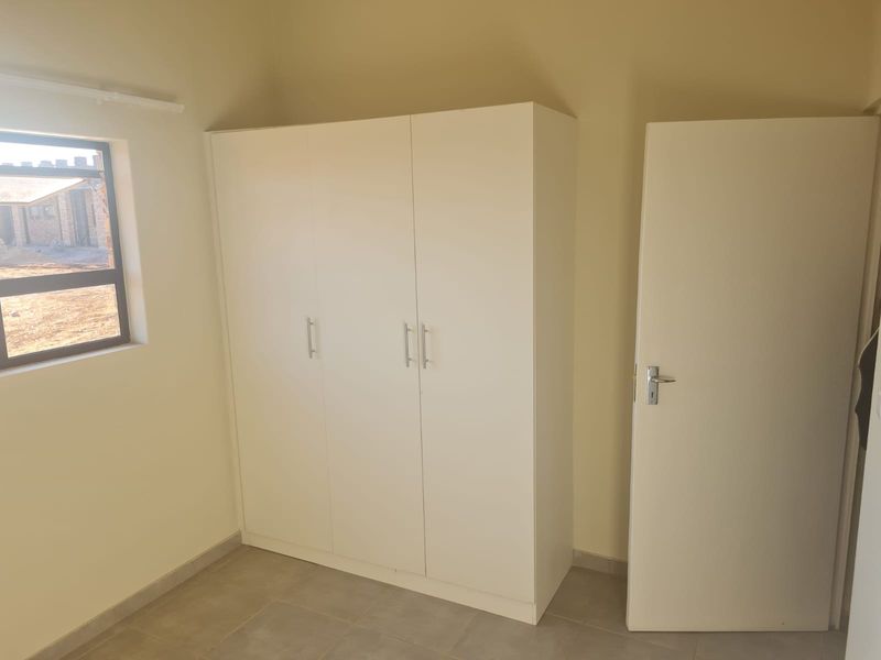 Inkanyezi village - water and electricity (pre-paid) Deposit required - Photo 3