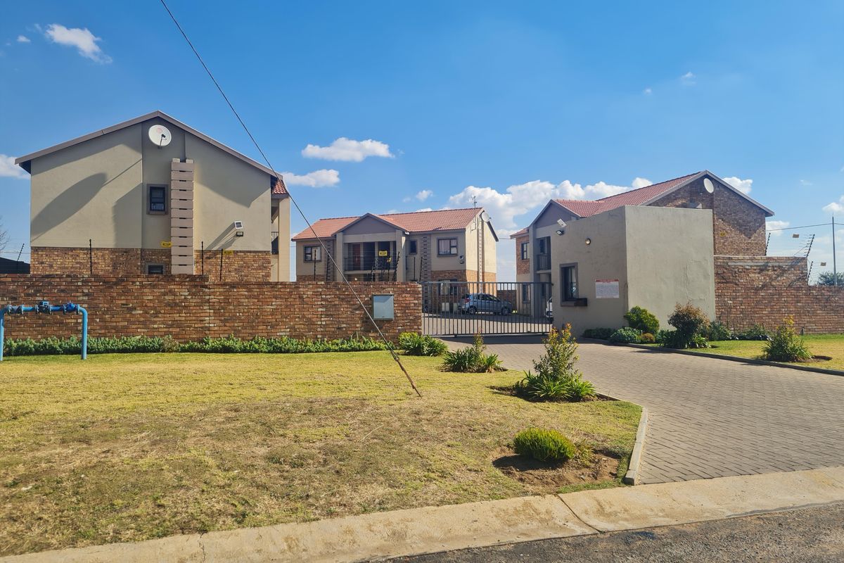 Falcon Heights - deposit required - Photo 2