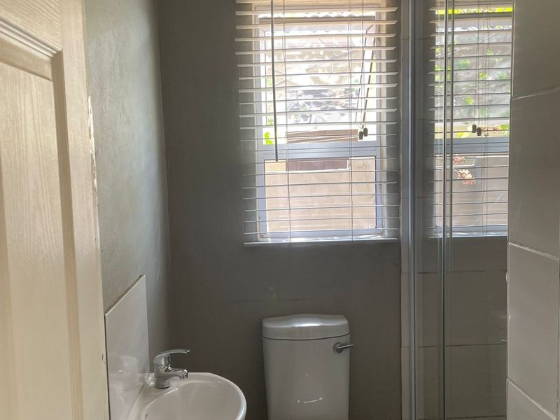 Bachelor Unit for Rent - Photo 4