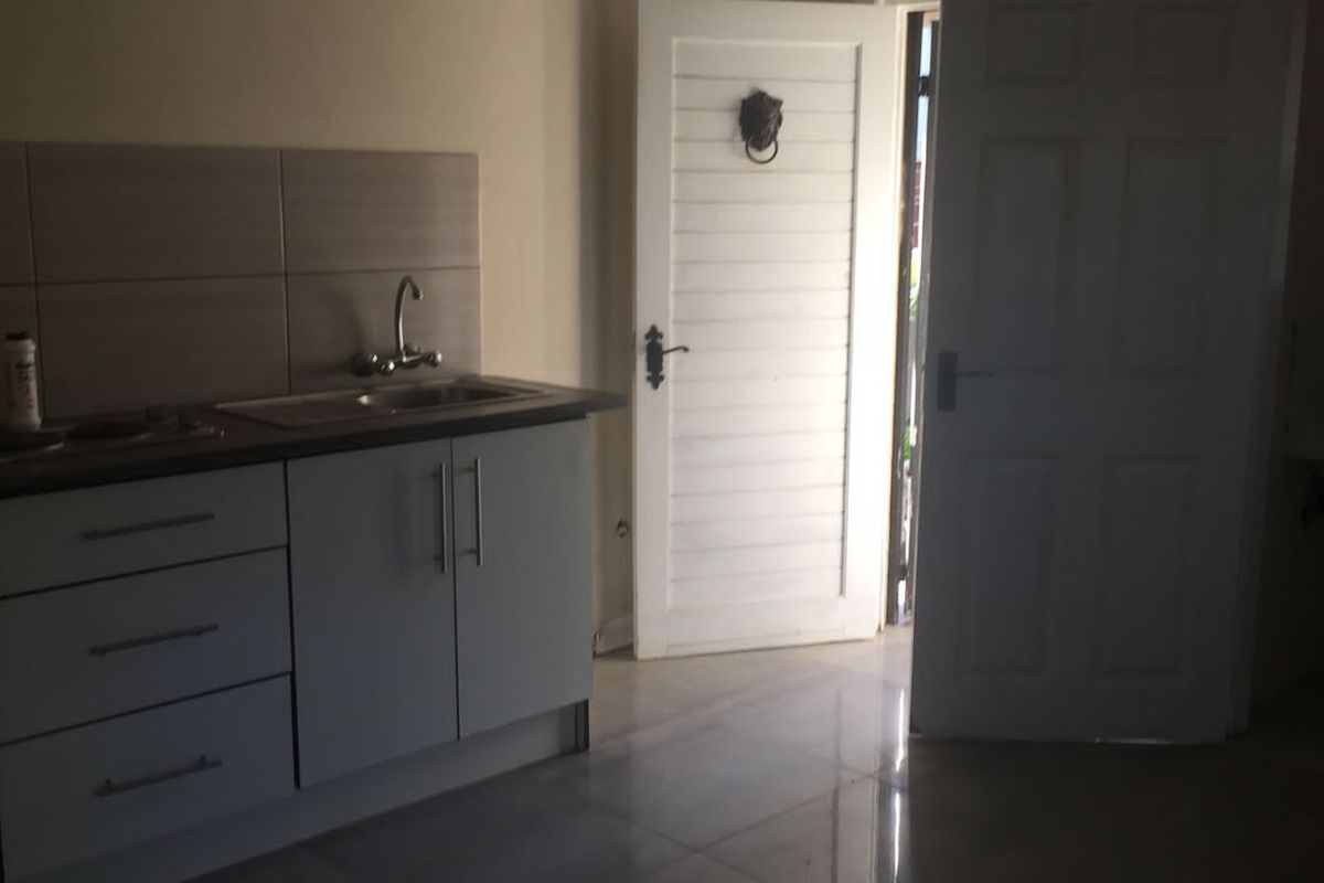 Bachelor Unit for Rent - Photo 2