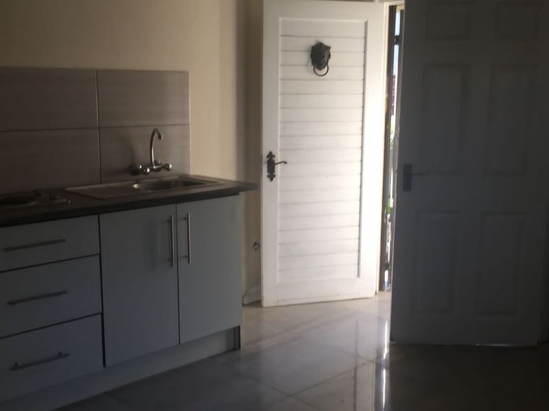 Bachelor Unit for Rent - Photo 2