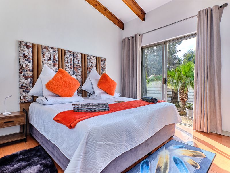 5 Bedroom House in Woodmead - Photo 5