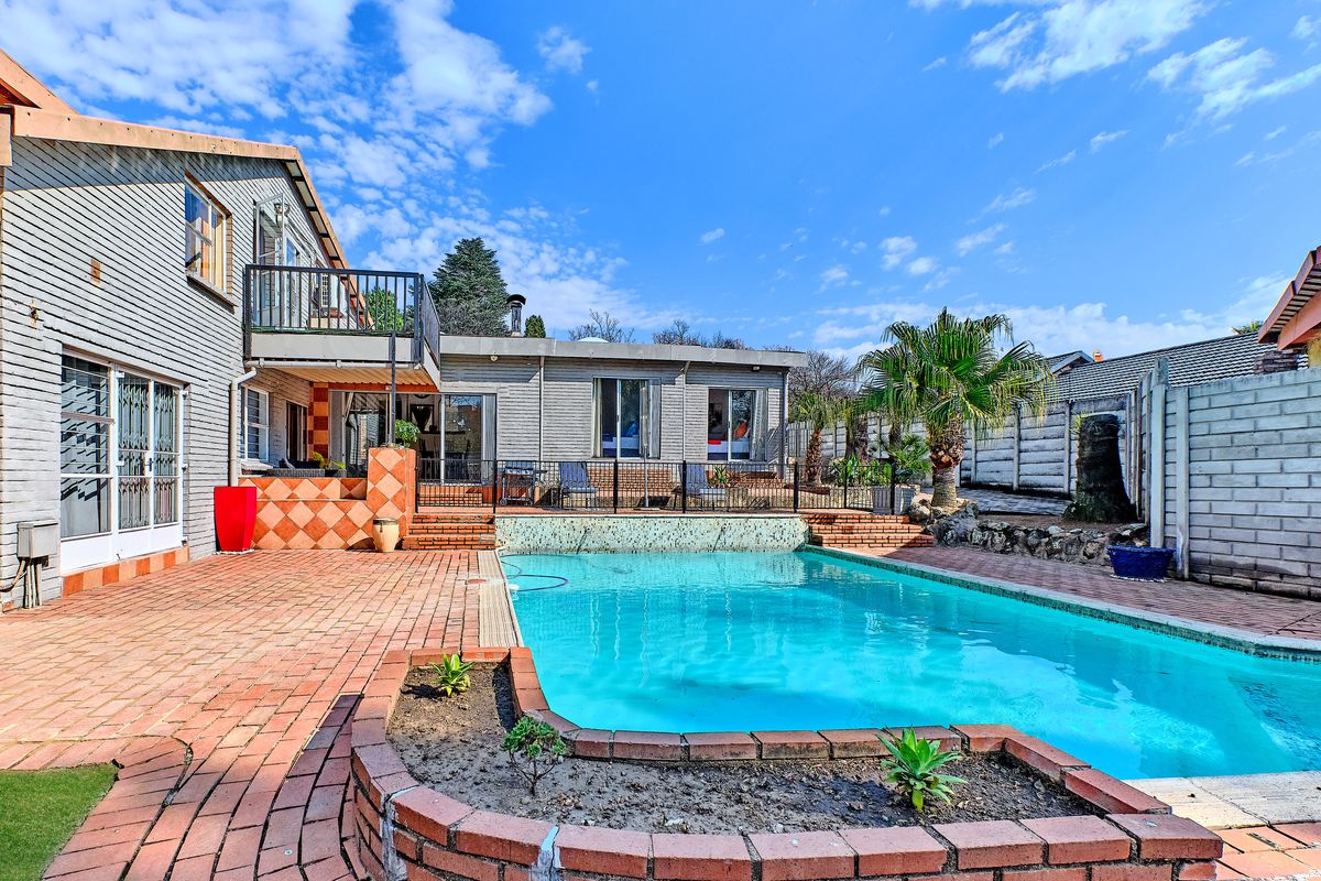 5 Bedroom House in Woodmead - Photo 3