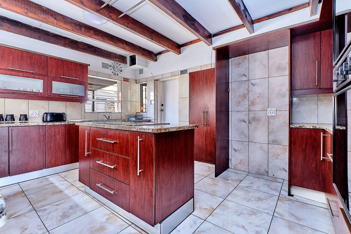 5 Bedroom House in Woodmead - Photo 2