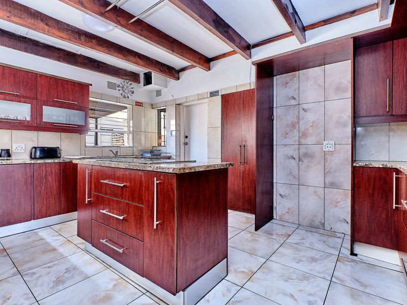 5 Bedroom House in Woodmead - Photo 2