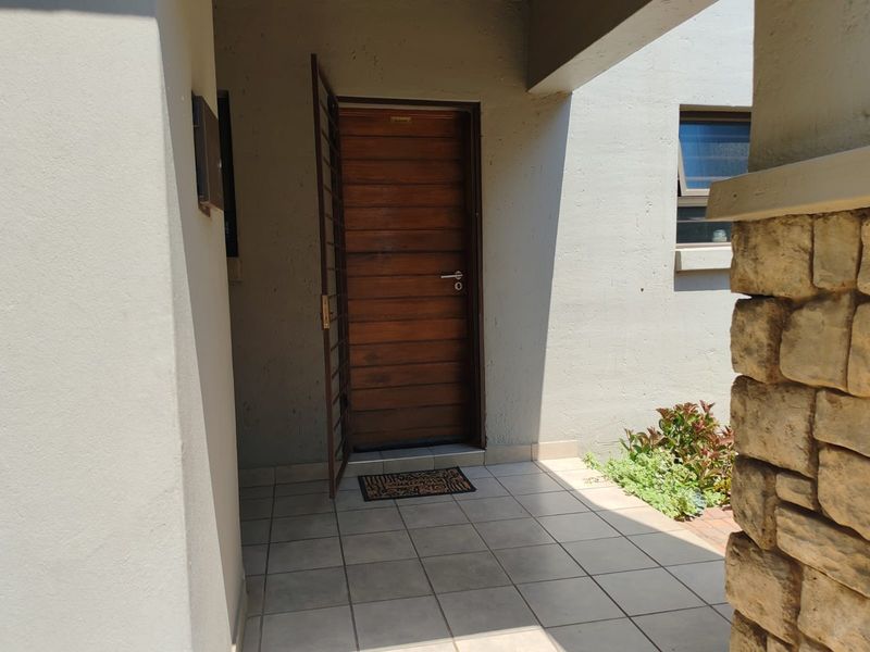 Charming 1-Bedroom Apartment for Sale in Sunninghill, Sandton - Photo 3