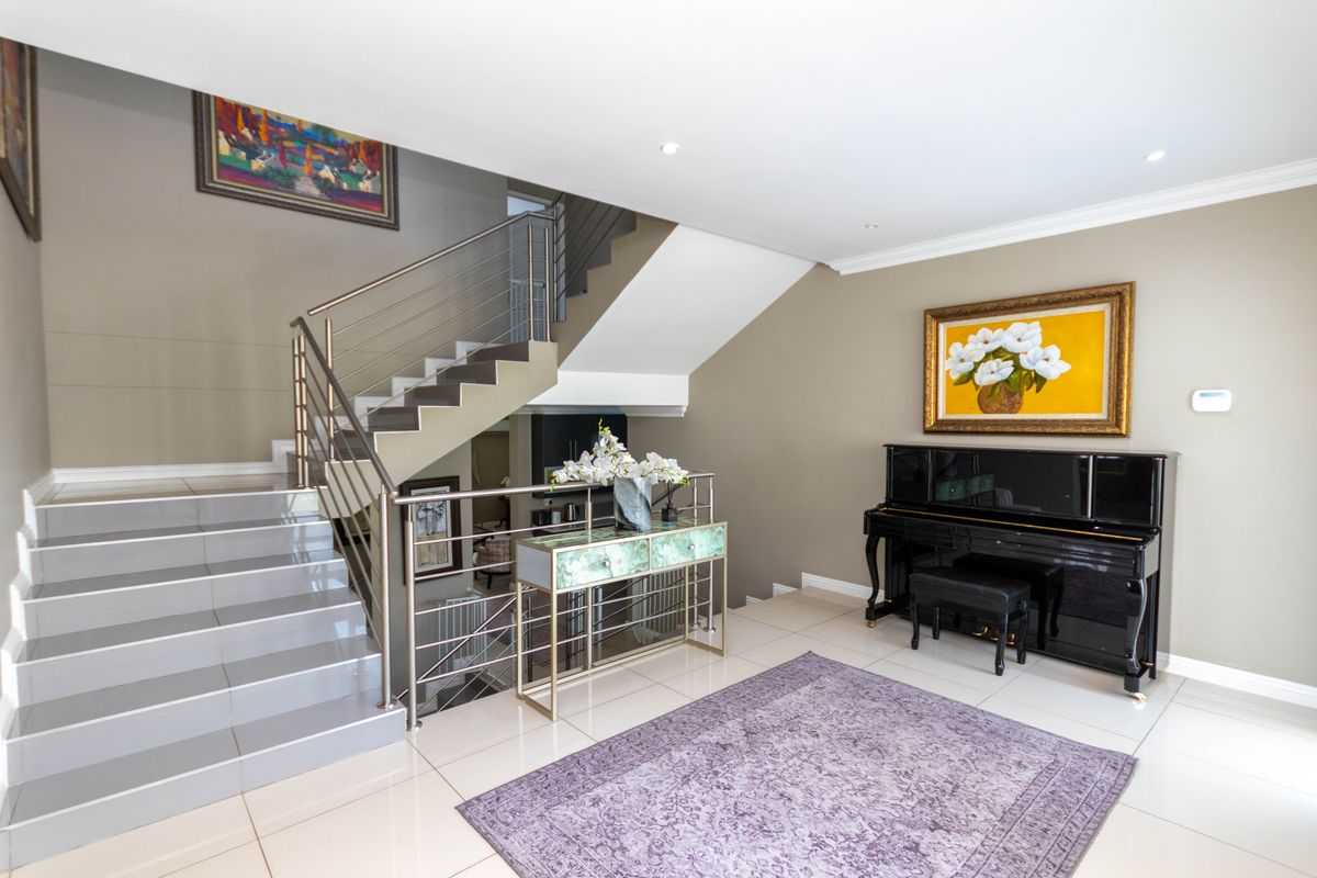 LARGE AND SPACIOUS FAMILY HOME SET IN THE SAFE AND SECURE HYDE PARK TERRACE ESTATE - Photo 2