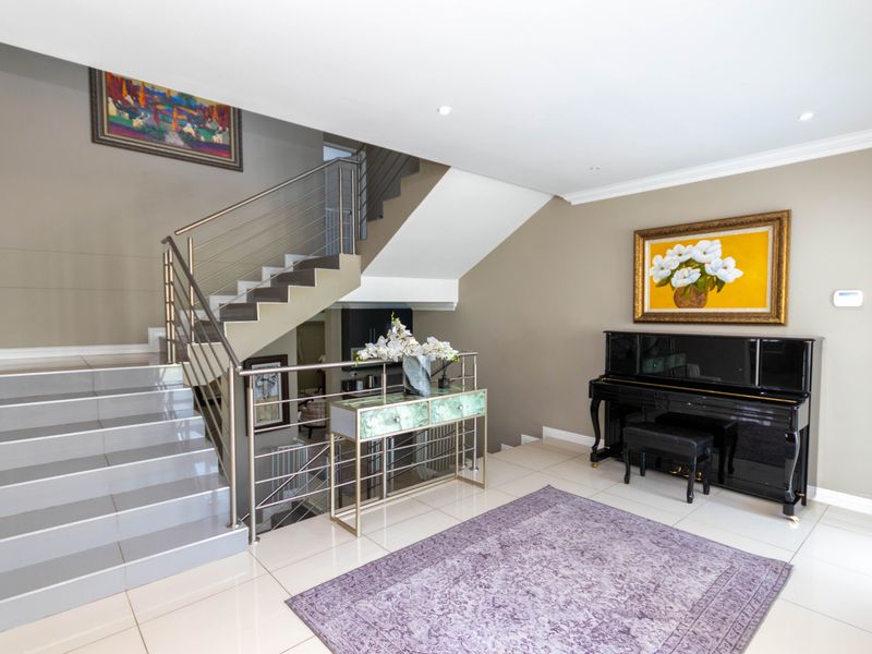 LARGE AND SPACIOUS FAMILY HOME SET IN THE SAFE AND SECURE HYDE PARK TERRACE ESTATE - Photo 2
