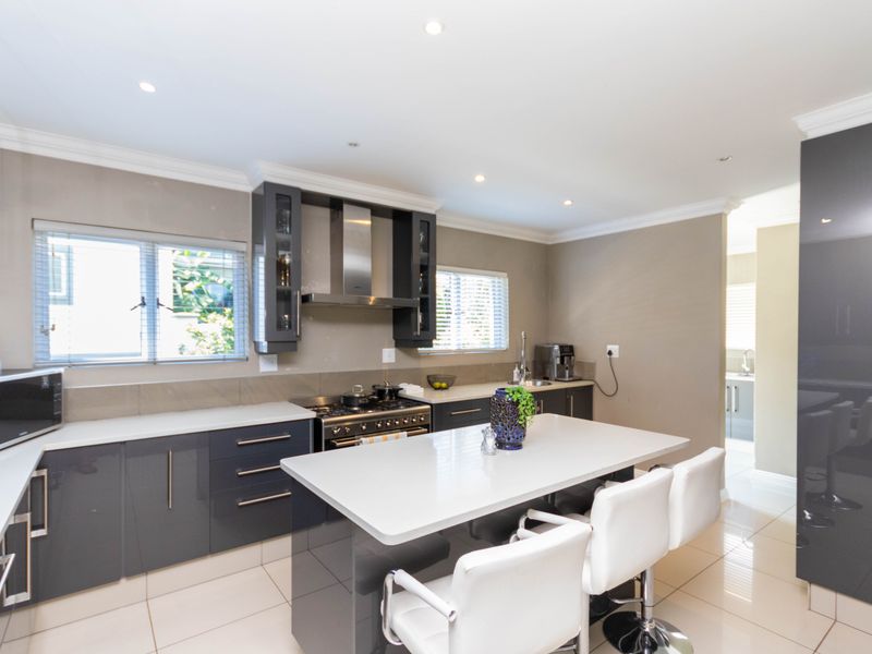 LARGE AND SPACIOUS FAMILY HOME SET IN THE SAFE AND SECURE HYDE PARK TERRACE ESTATE - Photo 10