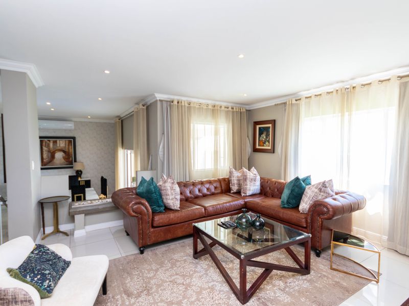 LARGE AND SPACIOUS FAMILY HOME SET IN THE SAFE AND SECURE HYDE PARK TERRACE ESTATE - Photo 6