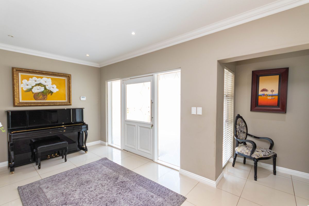 LARGE AND SPACIOUS FAMILY HOME SET IN THE SAFE AND SECURE HYDE PARK TERRACE ESTATE - Photo 3