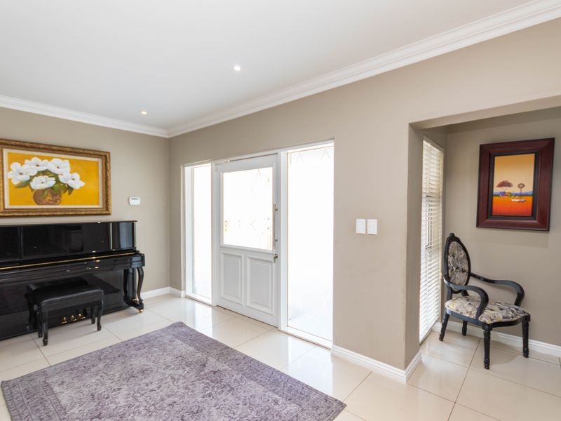 LARGE AND SPACIOUS FAMILY HOME SET IN THE SAFE AND SECURE HYDE PARK TERRACE ESTATE - Photo 3