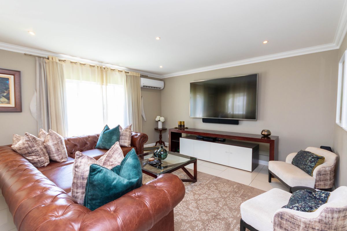 LARGE AND SPACIOUS FAMILY HOME SET IN THE SAFE AND SECURE HYDE PARK TERRACE ESTATE - Photo 4