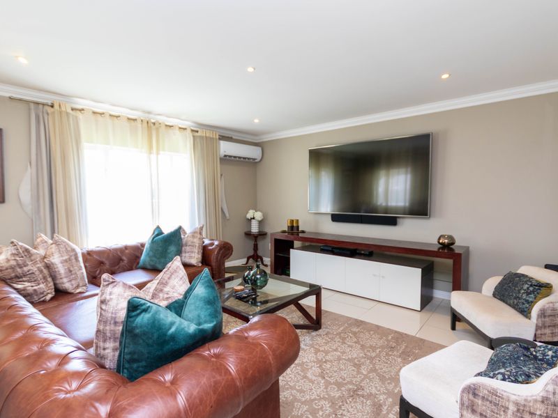 LARGE AND SPACIOUS FAMILY HOME SET IN THE SAFE AND SECURE HYDE PARK TERRACE ESTATE - Photo 4
