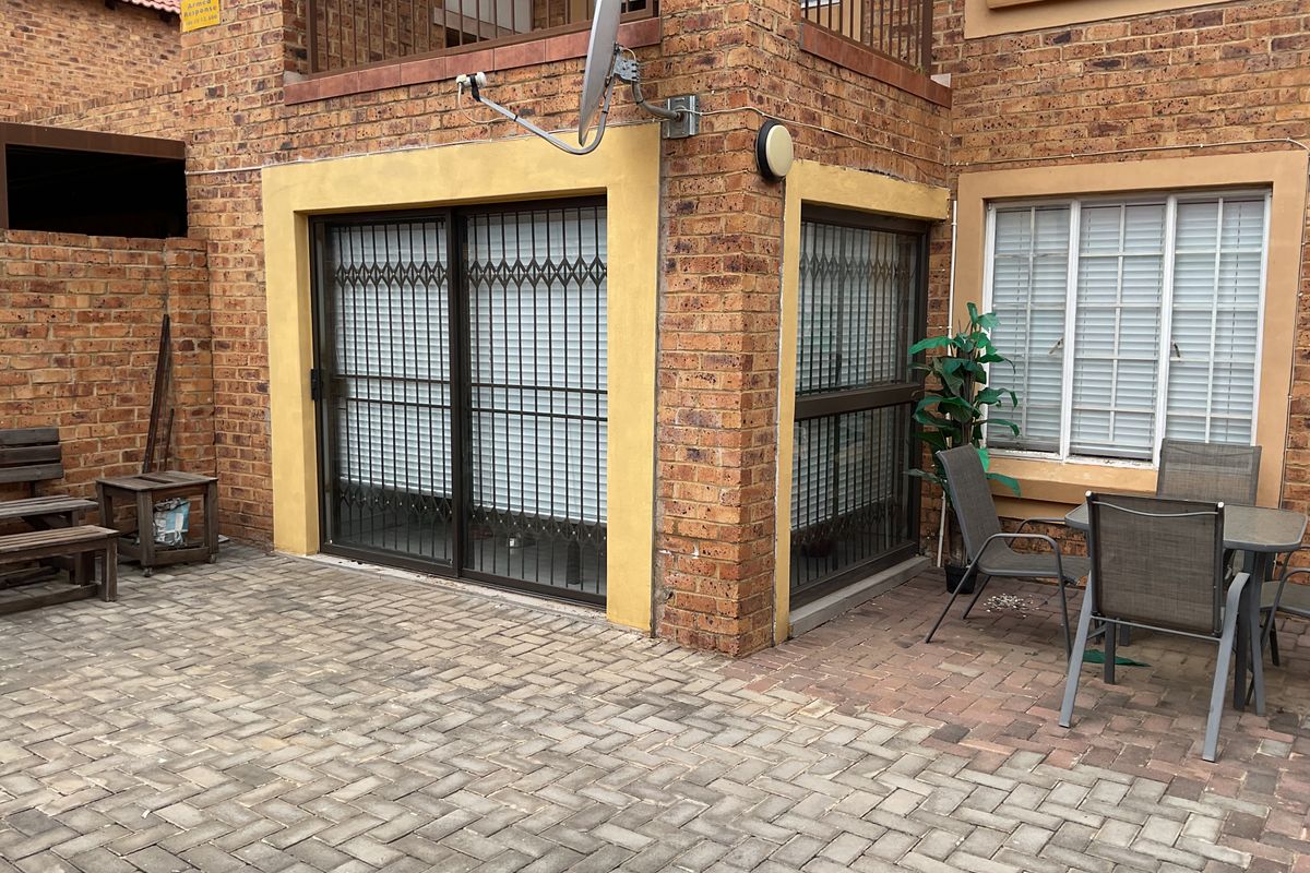 Spacious 3-Bedroom Home in Prime Location - Photo 3