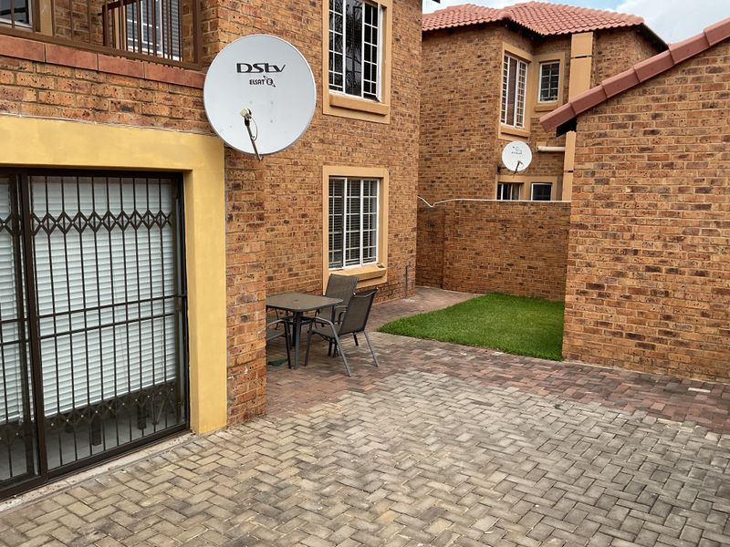 Spacious 3-Bedroom Home in Prime Location - Photo 2