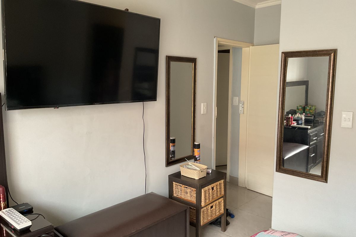 Spacious 3-Bedroom Home in Prime Location - Photo 5