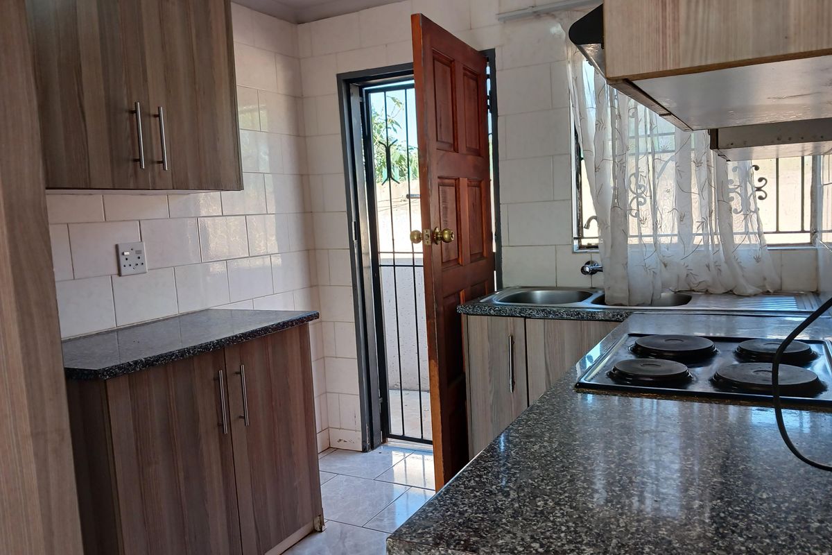 3 Bedroom House In Chiawelo, A Place You Can Call Home... - Photo 3