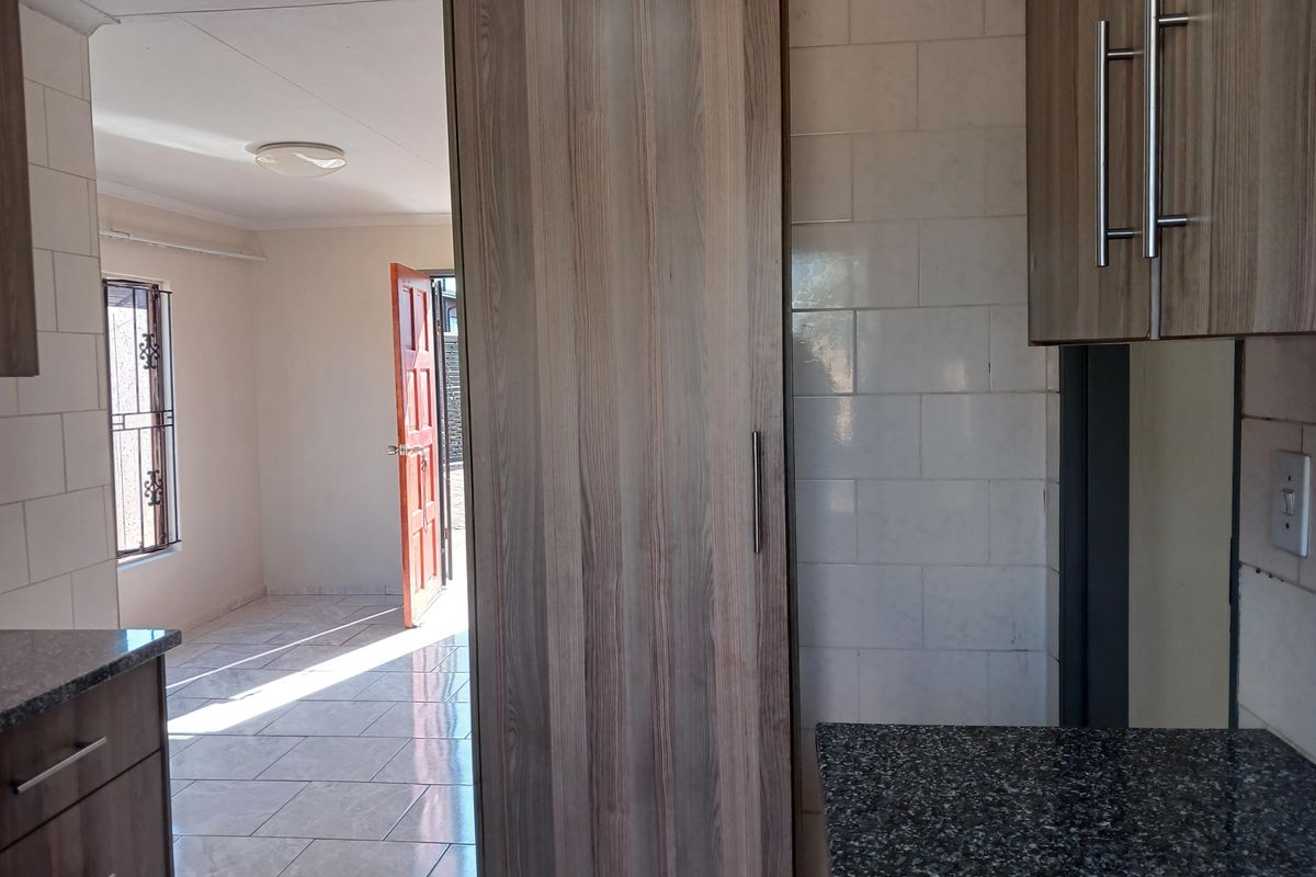 3 Bedroom House In Chiawelo, A Place You Can Call Home... - Photo 5