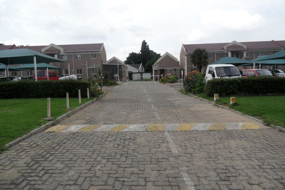 Townhouse For Sale - Photo 3