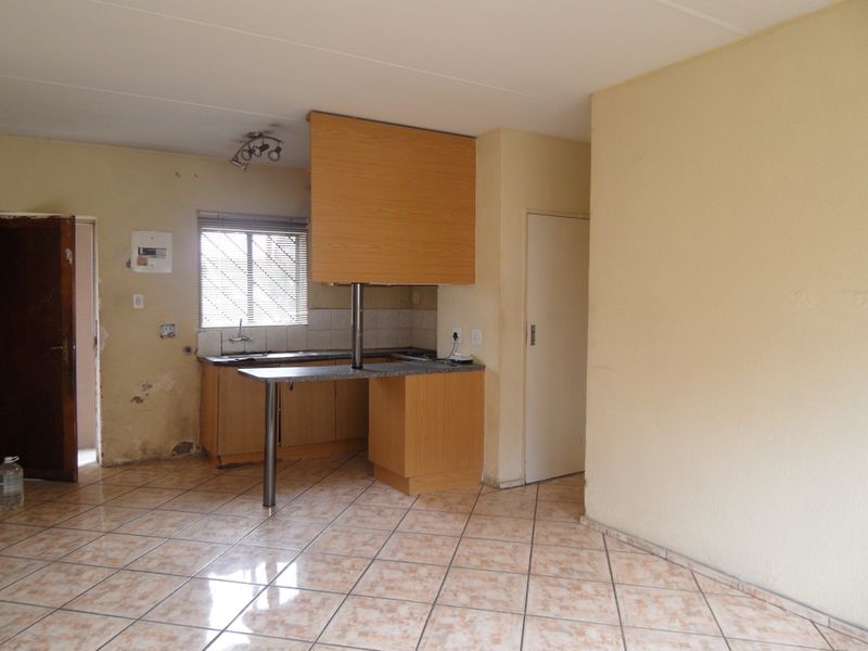 Townhouse For Sale - Photo 9