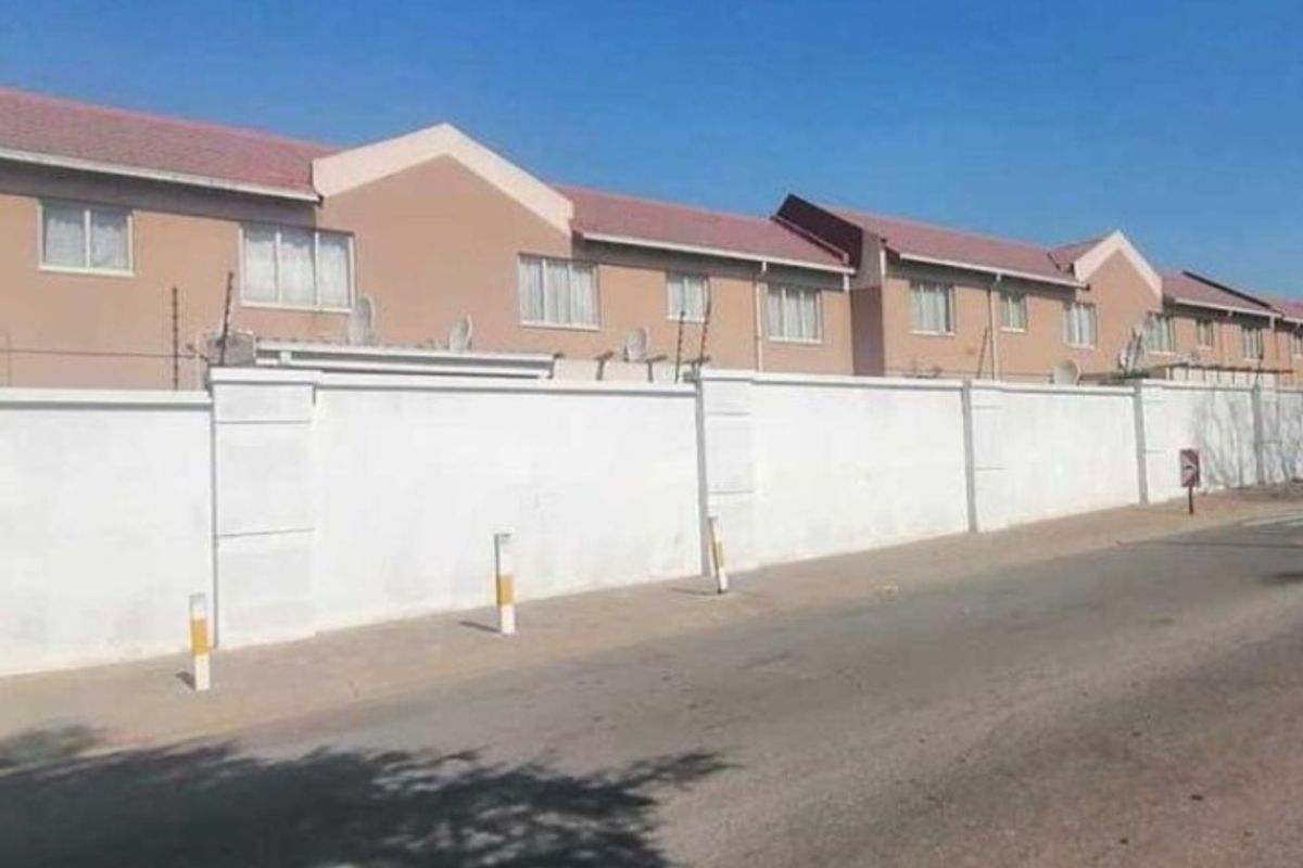 Townhouse For Sale - Photo 2