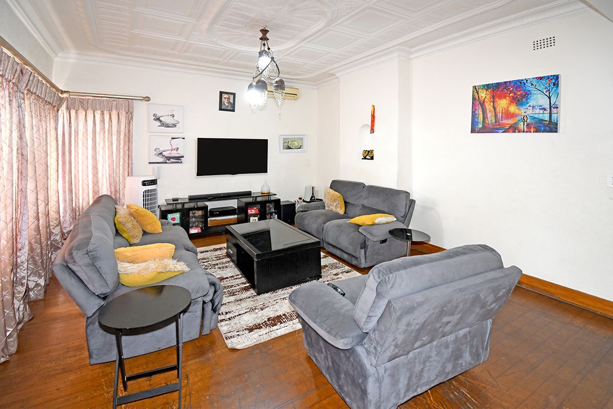Charming 3 bedroom freestanding home in The Hill, Johannesburg perfect for families seeking comfort - Photo 4