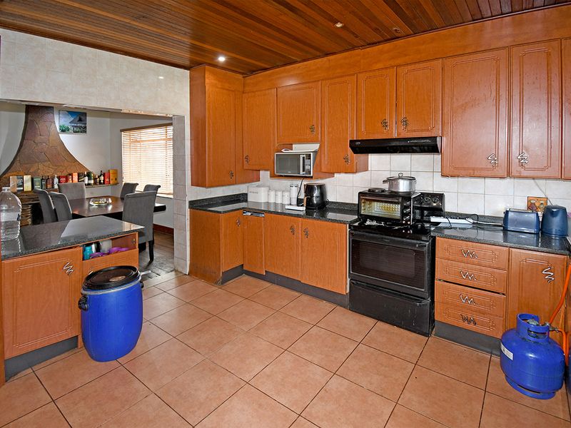 Charming 3 bedroom freestanding home in The Hill, Johannesburg perfect for families seeking comfort - Photo 8