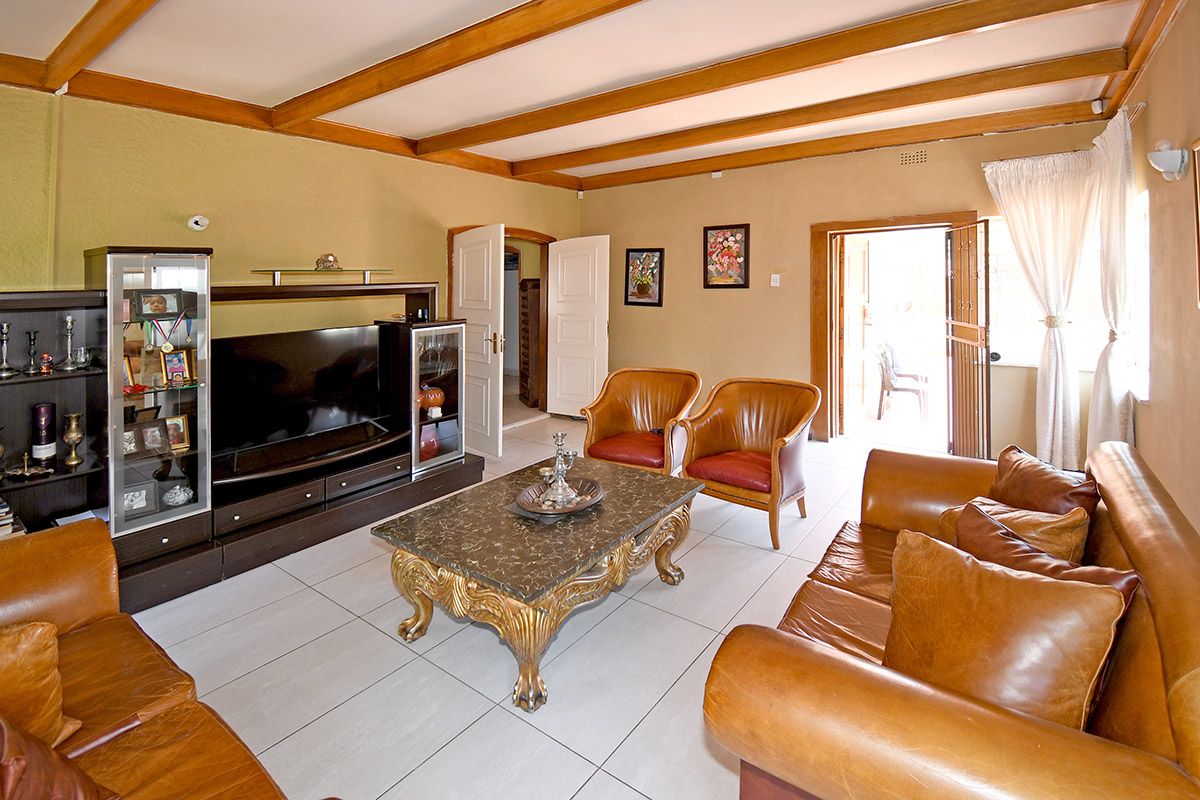 A FAMILY HOME WITH 3 WELL SIZED BEDROOMS FOR SALE IN CYRILDENE FOR R 1,750,000 - Photo 2
