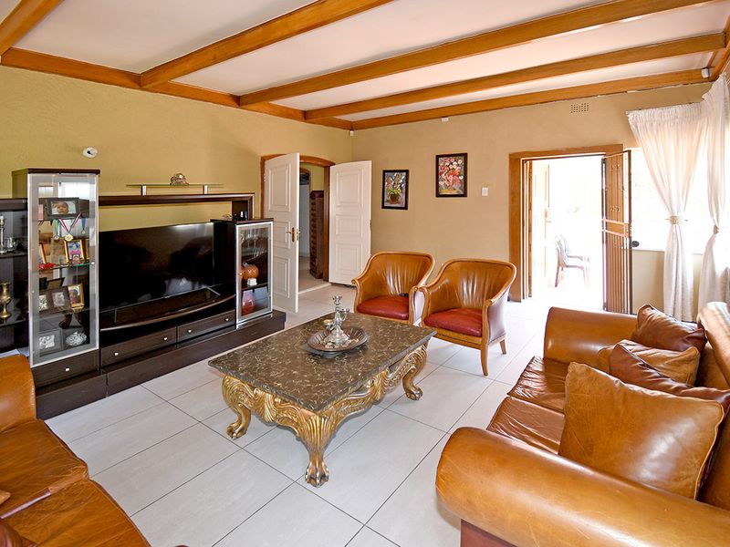 A FAMILY HOME WITH 3 WELL SIZED BEDROOMS FOR SALE IN CYRILDENE FOR R 1,750,000 - Photo 2